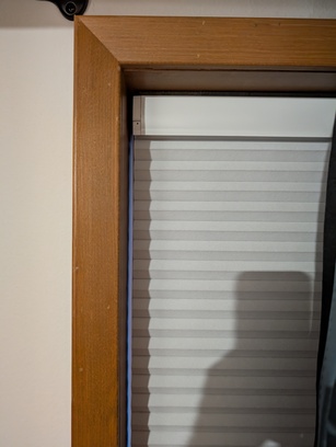 Blind showing the 5mm gaps on both sides that manufacturers include for installation tolerance